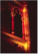 Tabira Church-03:ステンドグラスの光彩に輝く教会内部_サムネイル画像